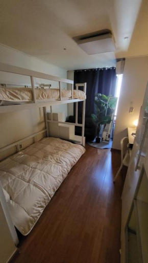Budget accommodation between Gangnam Station and Yeoksam Station - no dormitories